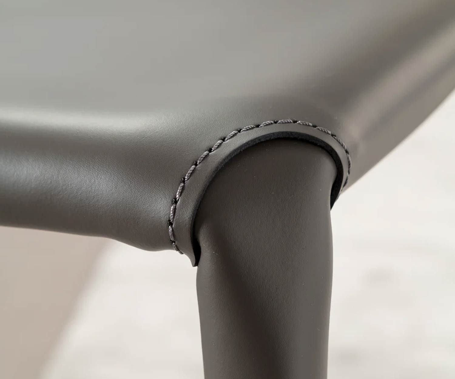 Ozzio Design leather chair Lunette
